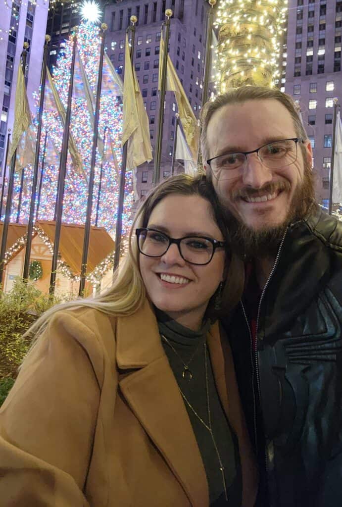 Two people looking for fun things to do in New York as a couple.